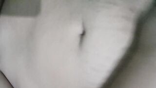 milf cachonda se masturba hasta hacer un squirt