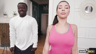 Hottie trains with a black guy and lets him fuck her ????