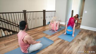 Hotties Seduce Guy During Yoga and Let Him Fuck Them ????