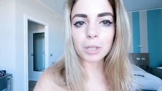 Maiala Italiana mostra come allenare il culo e la figa, con Perifit - Dialoghi in italiano