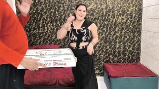 Pizza delivery boy fuck Indian lady